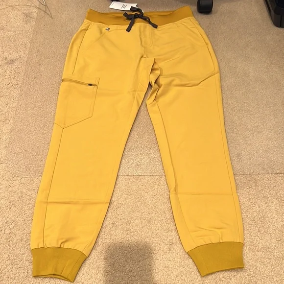 FIGS Scrub Set Catarina Top/ Zamora Jogger Light Gold - Picture 9 of 11